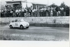 1964_salvatore_calascibetta_in_prossimita_del_traguardo_vincitore_della_propria_classe_su_fiat-abarth_595_20190504_1206700282