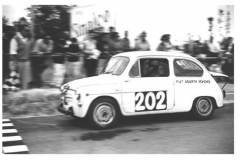 1965_andrea_saltari_su_abarth_1000_taglia_il_traguardo_di_colle_s_marco_20190504_1118184021