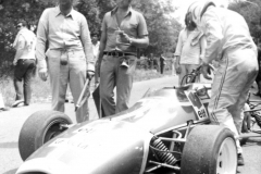 1972_franceschiello_lascia_la_sua_lotus_f3_in_parco_chiuso_20190504_1974712002