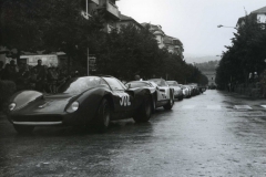 1968_lualdi_gabardi_edoardo_502_ferrari_dino_e_pilone_franco_472_porsche_906_in_attesa_di_partire_in_colonna_causa_pioggia_20190504_1828237977