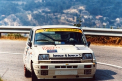 1984_2_enrico_tommarelli_al_4_tornante_con_la_renault_5_alpine_gruppo_a_20190504_1542698689